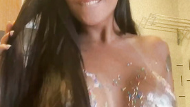 Jaiane Limma pelada cheia de leite condensado nas tetas