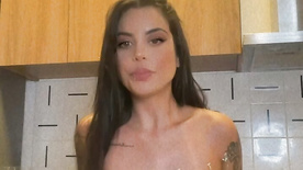 Jaiane Limma pelada cheia de leite condensado nas tetas