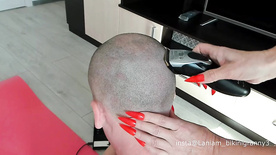 fetiche rapaz cortando o cabelo com sua ex mulher vagabunda