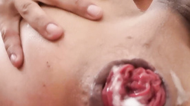 Homem se masturbando com a pica de borracha no cu