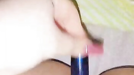 Mulher se masturbando com um vidro de perfume na buceta