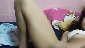 Piranha pelada se masturbando com um pepino na buceta
