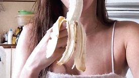 Safira Prado pagando um boquete na banana