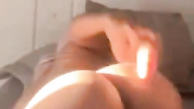 Mini Gabys nua se masturbando com um pau de borracha
