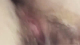 Yasmin Tuassu pelada masturbando a buceta peluda
