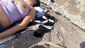 Fazendo sacanagem com a cunhada safada na praia