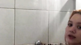 Ruivinha safada se exibindo e dançando funk no banheiro antes do banho