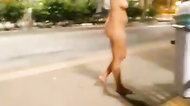 Flagrante amadora bêbada pelada no ponto de ônibus depois da balada