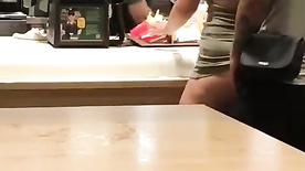 Flagrante casal fodendo na frente da atendente do McDonald's enquanto espera o lanche