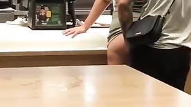 Flagrante casal fodendo na frente da atendente do McDonald's enquanto espera o lanche