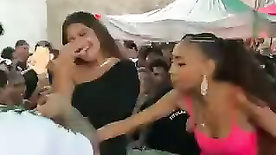 Putinhas mostrando os peitos para o Dj no baile de favela do Rio de Janeiro