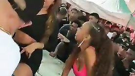 Putinhas mostrando os peitos para o Dj no baile de favela do Rio de Janeiro