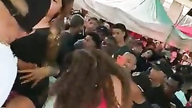 Putinhas mostrando os peitos para o Dj no baile de favela do Rio de Janeiro