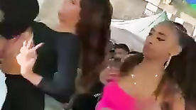 Putinhas mostrando os peitos para o Dj no baile de favela do Rio de Janeiro