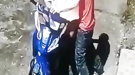 Câmera de segurança flagrou casal fodendo na moto na rua