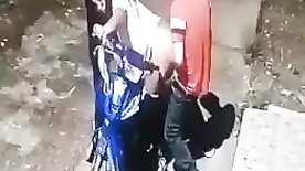 Câmera de segurança flagrou casal fodendo na moto na rua