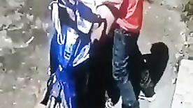 Câmera de segurança flagrou casal fodendo na moto na rua