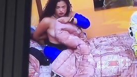 Participante Domitila BBB23 pagando peitinho ao vivo no Big Brother Brasil 2023