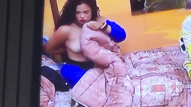 Participante Domitila BBB23 pagando peitinho ao vivo no Big Brother Brasil 2023