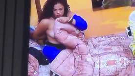 Participante Domitila BBB23 pagando peitinho ao vivo no Big Brother Brasil 2023