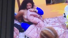 Participante Domitila BBB23 pagando peitinho ao vivo no Big Brother Brasil 2023