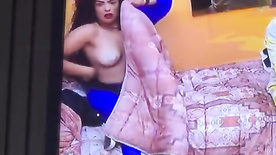 Participante Domitila BBB23 pagando peitinho ao vivo no Big Brother Brasil 2023