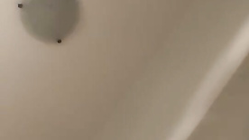 Amadora fez vídeo chamada se masturbando no banheiro cheia de tesão
