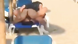 Vadia de férias no resort deu a buceta para o garçom na praia