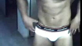 Homem sarado bem gostoso tocando punheta na webcam