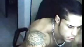 Homem sarado bem gostoso tocando punheta na webcam