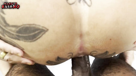 Branquinha tatuada fazendo anal e gemendo gostoso