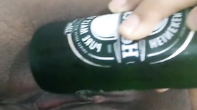 Pretinha chamando macho para festa com buceta e cerveja