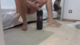 Novinha arrombada metendo uma garrafa de refrigerante na buceta
