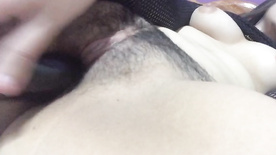 Buceta peluda sendo fodida por um caralho de borracha preto
