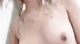 Vazou nudes da loirinha pelada masturbando a bucetinha