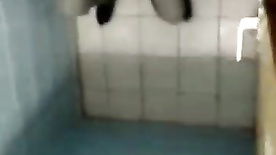 Casal de novinhos flagrados fodendo dentro da cabine do banheiro