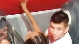 Safado fodendo com a pretinha no banheiro do forró foi filmado pelos amigos