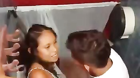 Safado fodendo com a pretinha no banheiro do forró foi filmado pelos amigos