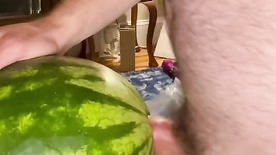 Xvideos Vixen com gordinho gay fodendo uma melancia