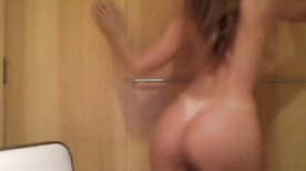 Amadora pervertida se masturbando pelada na webcam