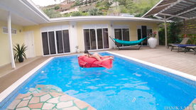 Fodendo a xota da gatinha na beira da piscina