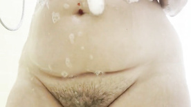 Caiu na net vídeo intímo da safada no banho exibindo a xereca