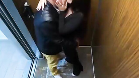 Casal flagrado por câmeras de segurança fodendo no elevador
