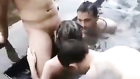 Loira ficou bêbada no churrasco e fodeu com três na piscina