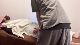 Massagista safado deixa seu cliente de pau duro durante a massagem
