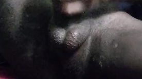 Indiano magro do pau bem grande se masturbando e gozando litros