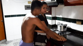 Empregada morena deixando patrão comer sua buceta