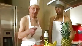 Kylie Page chefe de cozinha viado deu o cu para o auxiliar de cozinha japonês