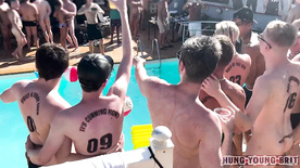 Suruba gay na piscina com jovens safados fazendo muito sexo