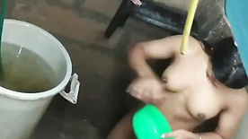 Favelada gostosa flagrada pelo vizinho tomando banho de caneca